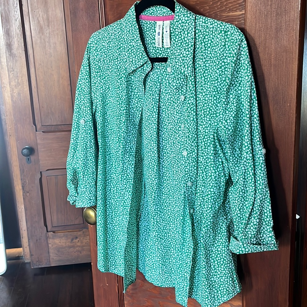 Large, green button top with white flowers. Sleeves can be rolled and buttoned